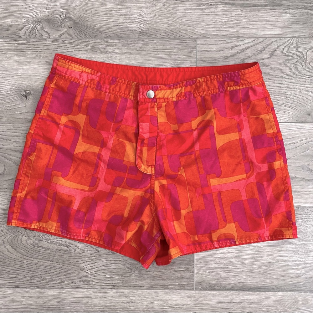 Reversible red board shorts M